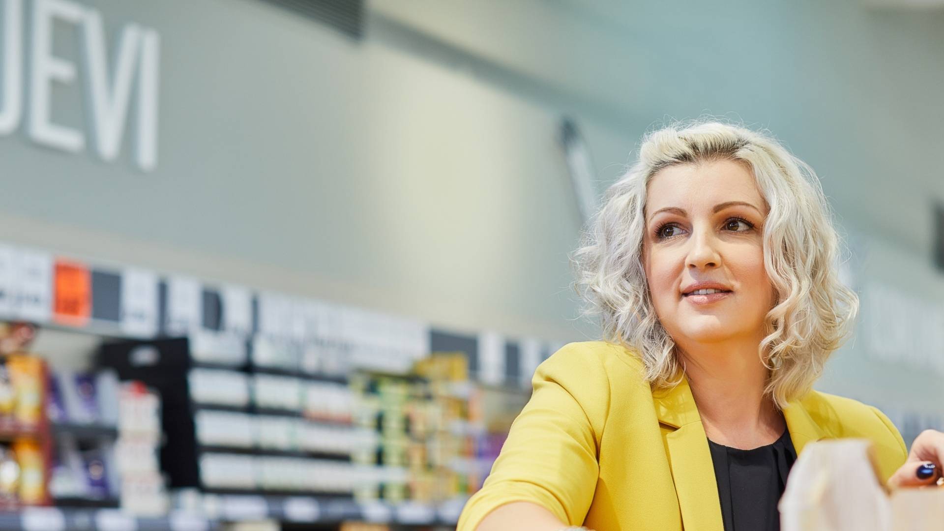 Regionalna voditeljica prodaje kontrolira svježinu voća