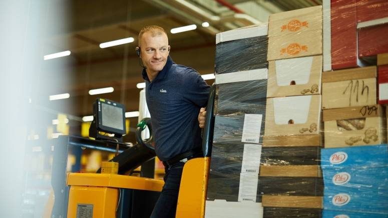 Skladišni radnik prevozi robu viličarom