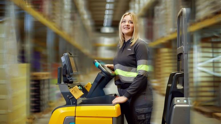 Skladišna radnica na viličaru