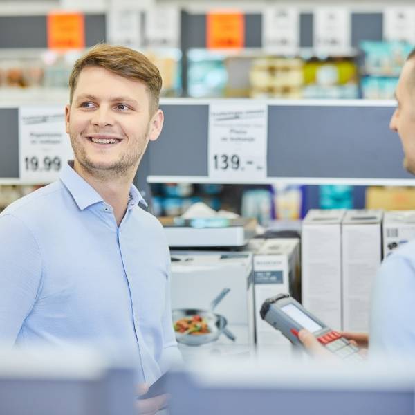 Regionalni voditelj prodaje u komunikaciji s voditeljem trgovine