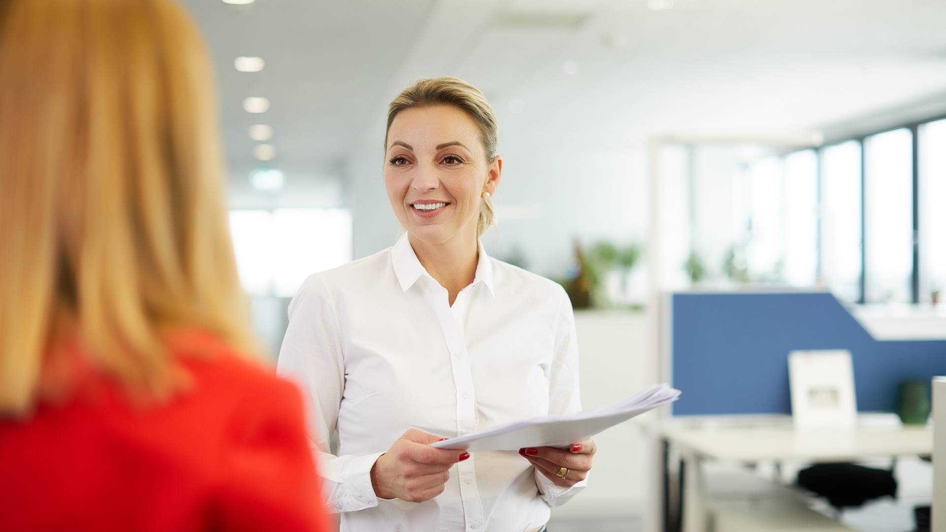 Senior consultantica u razgovoru s kolegicom